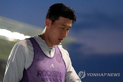 미국 메이저리그사커(MLS)는 5일 공식 홈페이지를 통해 2025시즌 신인상 수상자로 앤더스 드레이어(샌디에이고FC)를 선정했다고 발표했다. MLS는 '샌디에이고의 앤더스 드레이어가 2025년 MLS 올해의 신인으로 선정됐다. 그는 샌디에이고에서 뛰어난 시즌을 보낸 후 올해의 신인으로 선정됐다'고 알렸다. 덴마크 국가대표인 드레이어는 데뷔 시즌이었던 올해 19골 19어시스트로 총 38개의 공격포인트를 올렸다. 역시 후보에 올랐던 손흥민 지난 3달간 10골 4도움으로 빼어난 활약을 했으나 시즌 도중에 온 것이 수상 불발에 치명타였다. 연합뉴스
