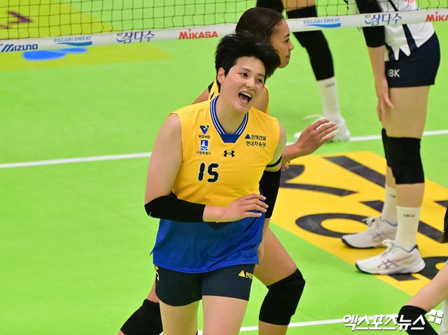 여자프로배구 현대건설의 김희진이 4일 경기도 수원체육관에서 열린 진에어 2025-2026 V리그 여자부 1라운드 IBK기업은행과의 홈 경기에서 팀 승리에 힘을 보탰다. 사진 김한준 기자