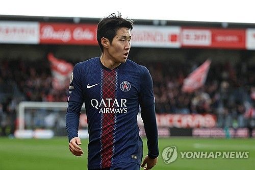 파리 생제르맹(PSG)에서 활약 중인 한국 국가대표 미드필더 이강인이 별들의 무대 유럽축구연맹(UEFA) 챔피언스리그에서 1년 8개월 만에 공격포인트를 기록했다. 루이스 엔리케 감독이 이끄는 프랑스 최고 명문 PSG는 5일 프랑스 파리의 파르크 데 프랭스에서 열린 바이에른 뮌헨(독일)과의 2025-2026시즌 UEFA 챔피언스리그 리그 페이즈 4차전서 1-2로 졌다. 이강인은 이 경기에서 교체로 들어가 후반 1-2로 추격하는 주앙 네베스의 만회골을 도왔다. 연합뉴스
