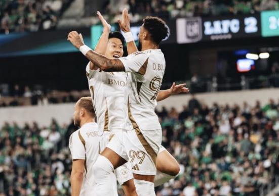 미국 메이저리그사커(MLS)는 5일 공식 홈페이지를 통해 2025시즌 신인상 수상자로 앤더스 드레이어(샌디에이고FC)를 선정했다고 발표했다. MLS는 '샌디에이고의 앤더스 드레이어가 2025년 MLS 올해의 신인으로 선정됐다. 그는 샌디에이고에서 뛰어난 시즌을 보낸 후 올해의 신인으로 선정됐다'고 알렸다. 덴마크 국가대표인 드레이어는 데뷔 시즌이었던 올해 19골 19어시스트로 총 38개의 공격포인트를 올렸다. 역시 후보에 올랐던 손흥민 지난 3달간 10골 4도움으로 빼어난 활약을 했으나 시즌 도중에 온 것이 수상 불발에 치명타였다. 연합뉴스