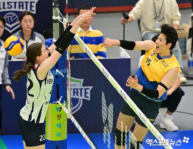 여자프로배구 현대건설의 김희진이 4일 경기도 수원체육관에서 열린 진에어 2025-2026 V리그 여자부 1라운드 IBK기업은행과의 홈 경기에서 팀 승리에 힘을 보탰다. 사진 김한준 기자