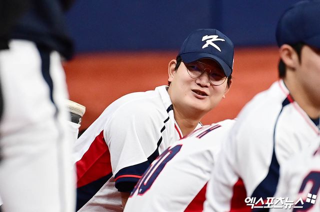 4일 오후 서울 구로구 고척스카이돔에서 진행된 야구 국가대표팀 훈련에 참석한 김서현이 몸을 풀고 있다. 고척, 박지영 기자