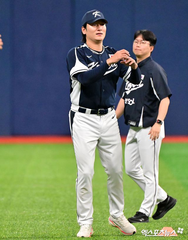 5일 오후 서울 구로구 고척스카이돔에서 진행된 야구 국가대표팀 훈련에 참석한 곽빈이 훈련에 임하고 있다. 고척, 김한준 기자