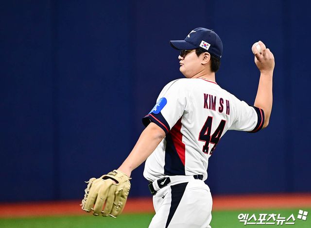 4일 오후 서울 구로구 고척스카이돔에서 진행된 야구 국가대표팀 훈련에 참석한 김서현이 캐치볼을 하고 있다. 고척, 박지영 기자