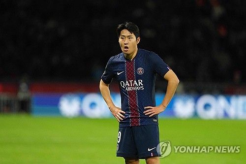 파리 생제르맹(PSG)에서 활약 중인 한국 국가대표 미드필더 이강인이 별들의 무대 유럽축구연맹(UEFA) 챔피언스리그에서 1년 8개월 만에 공격포인트를 기록했다. 루이스 엔리케 감독이 이끄는 프랑스 최고 명문 PSG는 5일 프랑스 파리의 파르크 데 프랭스에서 열린 바이에른 뮌헨(독일)과의 2025-2026시즌 UEFA 챔피언스리그 리그 페이즈 4차전서 1-2로 졌다. 이강인은 이 경기에서 교체로 들어가 후반 1-2로 추격하는 주앙 네베스의 만회골을 도왔다. 연합뉴스