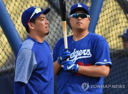 미국 메이저리그 LA 다저스에서 함께 뛰었던 류현진(오른쪽)과 마에다 겐타. 사진 연합뉴스