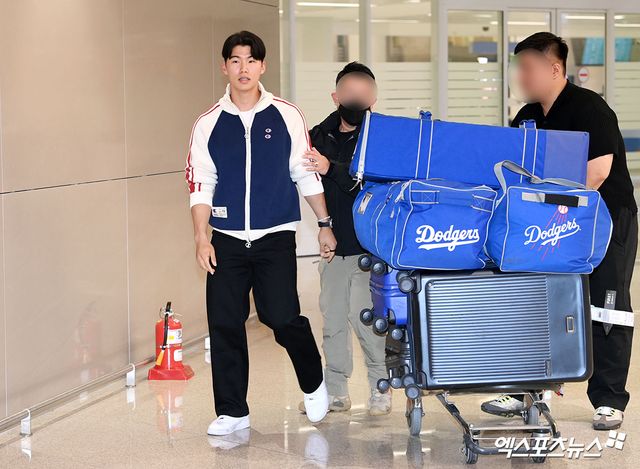 미국프로야구 메이저리그(MLB) 로스앤젤레스 다저스에서 뛰는 김혜성이 월드시리즈 우승반지와 함께 6일 오후 인천국제공항을 통해 귀국했다. 김혜성이 입국장을 나서고 있다. 한국인 메이저리거 야수로는 역대 최초로 월드시리즈 우승반지를 차지한 김혜성은 올해 71경기 출전, 타율 0.280(161타수 45안타), 3홈런 17타점 19득점, 13도루(1실패), 출루율 0.314 장타율 0.385, OPS 0.699의 기록으로 정규시즌을 마무리했다. 5월 초 콜업된 이후 2루수와 유격수, 중견수를 거치며 팀내 알토란 같은 활약을 펼쳤다. 인천공항, 고아라 기자