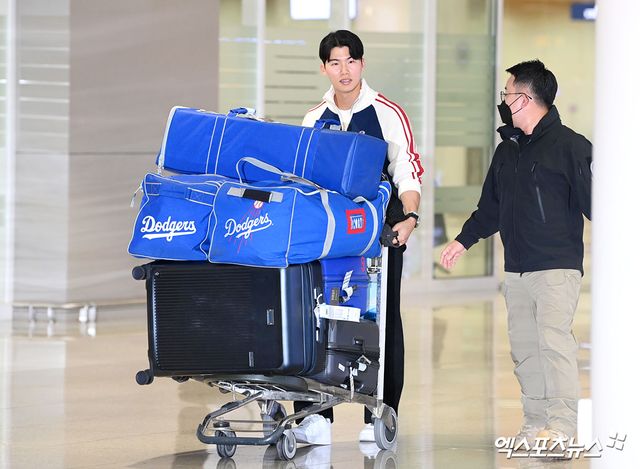 미국프로야구 메이저리그(MLB) 로스앤젤레스 다저스에서 뛰는 김혜성이 월드시리즈 우승반지와 함께 6일 오후 인천국제공항을 통해 귀국했다. 김혜성이 입국장을 나서고 있다. 한국인 메이저리거 야수로는 역대 최초로 월드시리즈 우승반지를 차지한 김혜성은 올해 71경기 출전, 타율 0.280(161타수 45안타), 3홈런 17타점 19득점, 13도루(1실패), 출루율 0.314 장타율 0.385, OPS 0.699의 기록으로 정규시즌을 마무리했다. 5월 초 콜업된 이후 2루수와 유격수, 중견수를 거치며 팀내 알토란 같은 활약을 펼쳤다. 인천공항, 고아라 기자