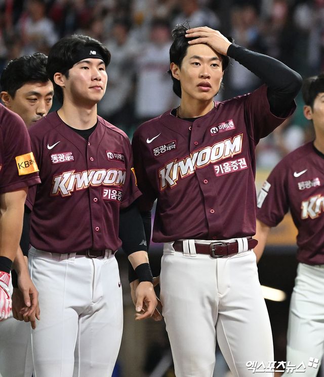 30일 오후 인천SSG랜더스필드에서 열린 '2024 신한 SOL Bank KBO리그' 키움 히어로즈와 SSG 랜더스의 경기, SSG가 최정의 연타석 홈런에 힘입어 키움에 7:2로 승리하며 KBO리그 최초의 5위 결정전이 성사됐다. 경기종료 후 키움 김혜성과 송성문이 관중들에게 인사를 하고 있다. 엑스포츠뉴스 DB