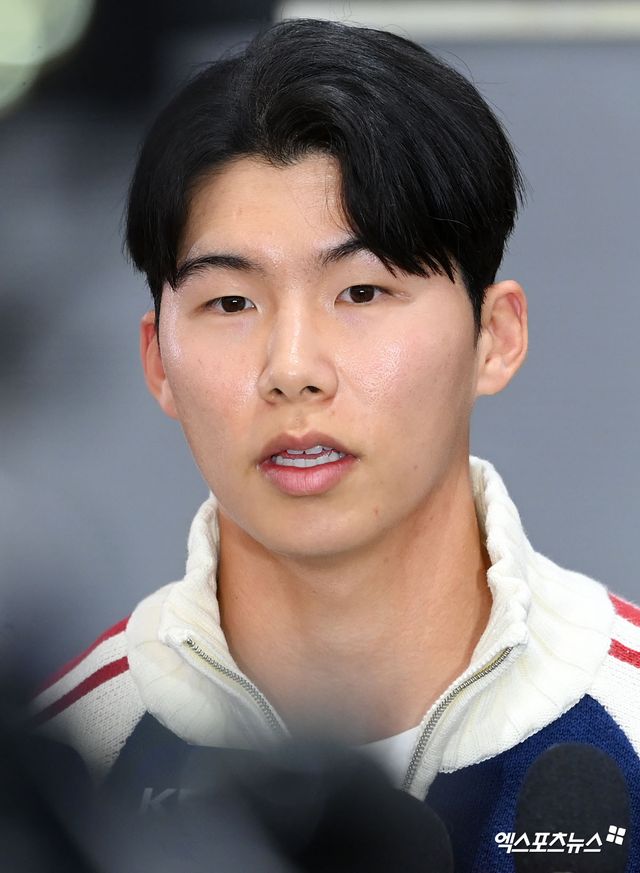 미국프로야구 메이저리그(MLB) 로스앤젤레스 다저스에서 뛰는 김혜성이 월드시리즈 우승반지와 함께 6일 오후 인천국제공항을 통해 귀국했다. 김혜성이 입국장을 나서 인터뷰를 하고 있다. 한국인 메이저리거 야수로는 역대 최초로 월드시리즈 우승반지를 차지한 김혜성은 올해 71경기 출전, 타율 0.280(161타수 45안타), 3홈런 17타점 19득점, 13도루(1실패), 출루율 0.314 장타율 0.385, OPS 0.699의 기록으로 정규시즌을 마무리했다. 5월 초 콜업된 이후 2루수와 유격수, 중견수를 거치며 팀내 알토란 같은 활약을 펼쳤다. 인천공항, 고아라 기자