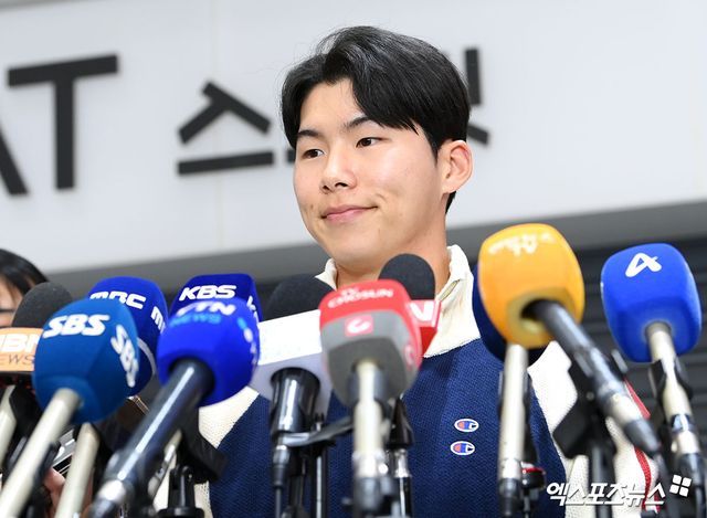 미국프로야구 메이저리그(MLB) 로스앤젤레스 다저스에서 뛰는 김혜성이 월드시리즈 우승반지와 함께 6일 오후 인천국제공항을 통해 귀국했다. 김혜성이 입국장을 나서 인터뷰를 하고 있다. 한국인 메이저리거 야수로는 역대 최초로 월드시리즈 우승반지를 차지한 김혜성은 올해 71경기 출전, 타율 0.280(161타수 45안타), 3홈런 17타점 19득점, 13도루(1실패), 출루율 0.314 장타율 0.385, OPS 0.699의 기록으로 정규시즌을 마무리했다. 5월 초 콜업된 이후 2루수와 유격수, 중견수를 거치며 팀내 알토란 같은 활약을 펼쳤다. 인천공항, 고아라 기자