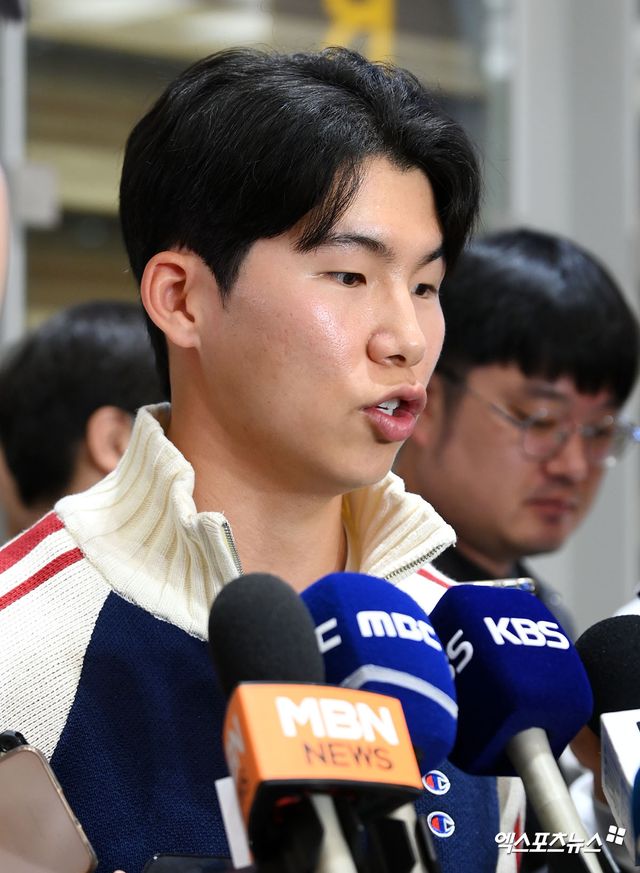 미국프로야구 메이저리그(MLB) 로스앤젤레스 다저스에서 뛰는 김혜성이 월드시리즈 우승반지와 함께 6일 오후 인천국제공항을 통해 귀국했다. 김혜성이 입국장을 나서 인터뷰를 하고 있다. 한국인 메이저리거 야수로는 역대 최초로 월드시리즈 우승반지를 차지한 김혜성은 올해 71경기 출전, 타율 0.280(161타수 45안타), 3홈런 17타점 19득점, 13도루(1실패), 출루율 0.314 장타율 0.385, OPS 0.699의 기록으로 정규시즌을 마무리했다. 5월 초 콜업된 이후 2루수와 유격수, 중견수를 거치며 팀내 알토란 같은 활약을 펼쳤다. 인천공항, 고아라 기자