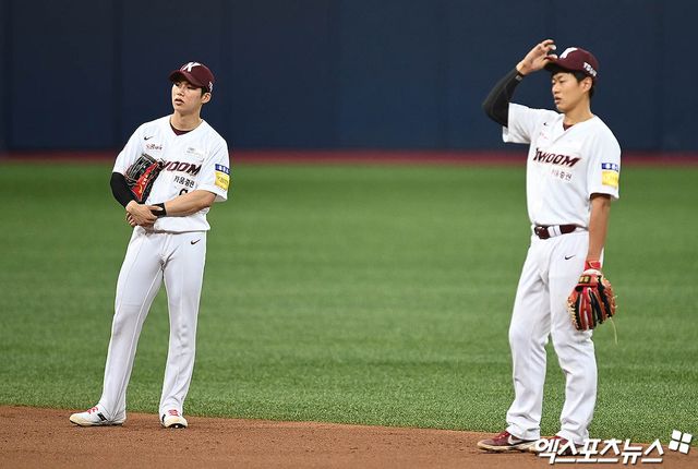 5일 오후 서울 구로구 고척스카이돔에서 열린 '2021 신한은행 SOL KBO리그' SSG 랜더스와 키움 히어로즈의 경기, 6회초 2사 1,3루 키움 유격수 김혜성과 2루수 송성문이 각각 실책을 1개씩 저지른 가운데 아쉬워하며 투수 교체를 지켜보고 있다. 엑스포츠뉴스 DB