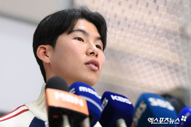 미국프로야구 메이저리그(MLB) 로스앤젤레스 다저스에서 뛰는 김혜성이 월드시리즈 우승반지와 함께 6일 오후 인천국제공항을 통해 귀국했다. 김혜성이 입국장을 나서 인터뷰를 하고 있다. 한국인 메이저리거 야수로는 역대 최초로 월드시리즈 우승반지를 차지한 김혜성은 올해 71경기 출전, 타율 0.280(161타수 45안타), 3홈런 17타점 19득점, 13도루(1실패), 출루율 0.314 장타율 0.385, OPS 0.699의 기록으로 정규시즌을 마무리했다. 5월 초 콜업된 이후 2루수와 유격수, 중견수를 거치며 팀내 알토란 같은 활약을 펼쳤다. 인천공항, 고아라 기자