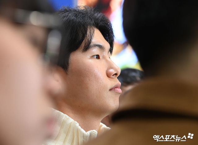 미국프로야구 메이저리그(MLB) 로스앤젤레스 다저스에서 뛰는 김혜성이 월드시리즈 우승반지와 함께 6일 오후 인천국제공항을 통해 귀국했다. 한 남성이 김혜성과 김혜성의 부친을 비난하는 기습 시위로 인터뷰가 중단되고 있다. 인천공항, 고아라 기자