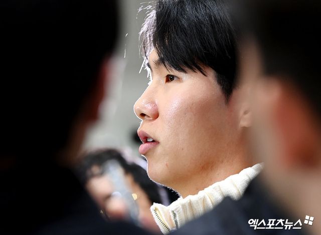 미국프로야구 메이저리그(MLB) 로스앤젤레스 다저스에서 뛰는 김혜성이 월드시리즈 우승반지와 함께 6일 오후 인천국제공항을 통해 귀국했다. 김혜성이 입국장을 나서 인터뷰를 하고 있다. 한국인 메이저리거 야수로는 역대 최초로 월드시리즈 우승반지를 차지한 김혜성은 올해 71경기 출전, 타율 0.280(161타수 45안타), 3홈런 17타점 19득점, 13도루(1실패), 출루율 0.314 장타율 0.385, OPS 0.699의 기록으로 정규시즌을 마무리했다. 5월 초 콜업된 이후 2루수와 유격수, 중견수를 거치며 팀내 알토란 같은 활약을 펼쳤다. 인천공항, 고아라 기자