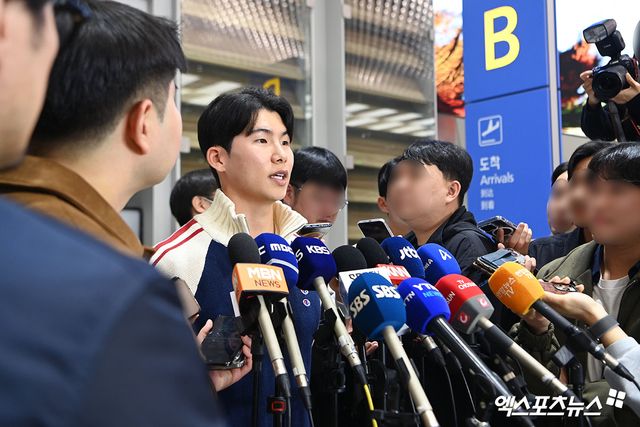 미국프로야구 메이저리그(MLB) 로스앤젤레스 다저스에서 뛰는 김혜성이 월드시리즈 우승반지와 함께 6일 오후 인천국제공항을 통해 귀국했다. 김혜성이 입국장을 나서 인터뷰를 하고 있다. 한국인 메이저리거 야수로는 역대 최초로 월드시리즈 우승반지를 차지한 김혜성은 올해 71경기 출전, 타율 0.280(161타수 45안타), 3홈런 17타점 19득점, 13도루(1실패), 출루율 0.314 장타율 0.385, OPS 0.699의 기록으로 정규시즌을 마무리했다. 5월 초 콜업된 이후 2루수와 유격수, 중견수를 거치며 팀내 알토란 같은 활약을 펼쳤다. 인천공항, 고아라 기자