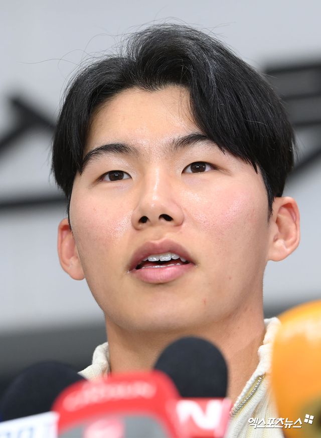 미국프로야구 메이저리그(MLB) 로스앤젤레스 다저스에서 뛰는 김혜성이 월드시리즈 우승반지와 함께 6일 오후 인천국제공항을 통해 귀국했다. 김혜성이 입국장을 나서 인터뷰를 하고 있다. 한국인 메이저리거 야수로는 역대 최초로 월드시리즈 우승반지를 차지한 김혜성은 올해 71경기 출전, 타율 0.280(161타수 45안타), 3홈런 17타점 19득점, 13도루(1실패), 출루율 0.314 장타율 0.385, OPS 0.699의 기록으로 정규시즌을 마무리했다. 5월 초 콜업된 이후 2루수와 유격수, 중견수를 거치며 팀내 알토란 같은 활약을 펼쳤다. 엑스포츠뉴스 DB