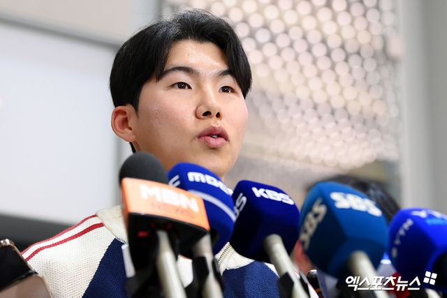 미국프로야구 메이저리그(MLB) 로스앤젤레스 다저스에서 뛰는 김혜성이 월드시리즈 우승반지와 함께 6일 오후 인천국제공항을 통해 귀국했다. 김혜성이 입국장을 나서고 있다. 한국인 메이저리거 야수로는 역대 최초로 월드시리즈 우승반지를 차지한 김혜성은 올해 71경기 출전, 타율 0.280(161타수 45안타), 3홈런 17타점 19득점, 13도루(1실패), 출루율 0.314 장타율 0.385, OPS 0.699의 기록으로 정규시즌을 마무리했다. 5월 초 콜업된 이후 2루수와 유격수, 중견수를 거치며 팀내 알토란 같은 활약을 펼쳤다. 인천공항, 고아라 기자