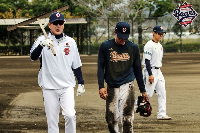 홍원기(왼쪽) 두산 베어스 수석코치가 일본 미야자키에서 진행 중인 마무리 캠프에서 선수들의 수비 훈련을 지도하고 있다. 사진 두산 베어스