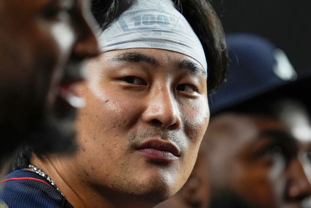 메이저리그(MLB) 이적시장 소식을 전하는 매체인 'MLB트레이드루머스(MLBTR)'는 7일 '2025-26 MLB 자유계약(FA) 상위 50명을 선정하고, 행선지와 계약 규모를 예측했다. 최근 애틀랜타 브레이브스와의 1년 1600만 달러 연장 계약 옵션을 포기하고 옵트 아웃을 선언한 김하성은 50명 중 28위에 매겨졌다. 예상 계약 규모는&nbsp;2년 3000만 달러(약 436억 4100만원), 가장 유력한 행선지로 꼽힌 건 원소속팀 애틀랜타다. 연합뉴스