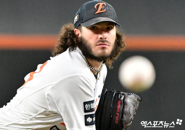 메이저리그(MLB) 이적시장 소식을 전하는 매체인 'MLB트레이드루머스(MLBTR)'는 7일 '2025-26 MLB 자유계약(FA) 상위 50명을 선정하고, 행선지와 계약 규모를 예측했다. 올 시즌 한화에서 KBO리그 최고의 투수로 군림한 폰세는 50명 중 39위에 랭크됐다. MLBTR은 폰세의 예상 계약 규모를 2년 총액 20200만 달러(약 320억 3000만원)으로 예측했다. 엑스포츠뉴스 DB