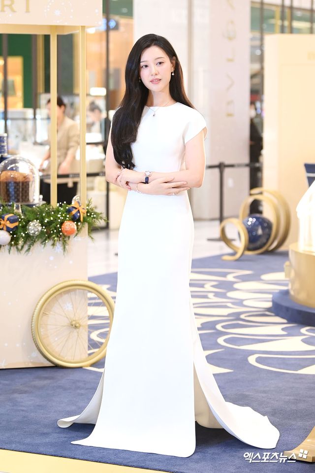 김지원 '순백의 드레스 자태'