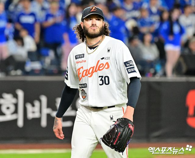 24일 오후 대전 한화생명 볼파크에서 열린 '2025 신한 SOL Bank KBO 포스트시즌' 삼성 라이온즈와 한화 이글스의 플레이오프 5차전 경기, 4회초 수비를 마친 한화 폰세가 더그아웃으로 향하고 있다. 엑스포츠뉴스DB