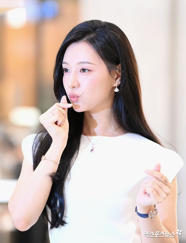 김지원 '하트 키스'