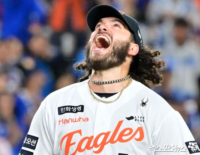 24일 오후 대전 한화생명 볼파크에서 열린 '2025 신한 SOL Bank KBO 포스트시즌' 삼성 라이온즈와 한화 이글스의 플레이오프 5차전 경기, 5회초 수비를 마친 폰세가 포효하고 있다. 엑스포츠뉴스DB