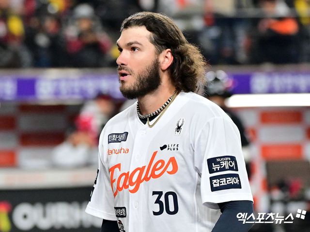 ESPN은 7일 '2025-2026 메이저리그(MLB) FA(자유계약) 상위 50인 순위 및 예상 계약 규모'를 예측한 기사에서 폰세를 41위로 측정했다. 해당 매체는 '그의 구위와 제구력은 트리플A에서는 통했지만, 빅리그에서는 한계가 있었다. 이에 폰세 일본과 한국으로 무대를 옮겼고, 지난 4시즌 동안 아시아 무대에서 뛰며 2025년에 완전히 반등에 성공했다. 2025시즌 KBO리그에서 탈삼진율 36%라는 커리어 최고 수치를 기록했고, 180⅔이닝을 던지며 커리어 최다 이닝을 소화했다. 또한 볼넷 비율 6%로 준수한 제구력을 보여줬다'며 빅리그 활약이 가능하다고 소개했다. 엑스포츠뉴스DB