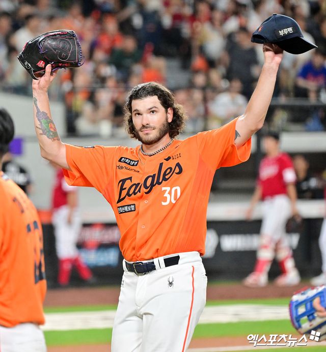 22일 오후 대전 한화생명 볼파크에서 열린 '2025 신한 SOL Bank KBO리그' SSG 랜더스와 한화 이글스의 경기, 7회초 수비를 마친 한화 폰세가 팬들에게 인사를 하고 있다. 엑스포츠뉴스DB