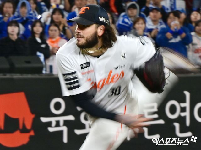 24일 오후 대전 한화생명 볼파크에서 열린 '2025 신한 SOL Bank KBO 포스트시즌' 삼성 라이온즈와 한화 이글스의 플레이오프 5차전 경기, 5회초 2사 한화 폰세가 공을 힘차게 던지고 있다. 엑스포츠뉴스DB