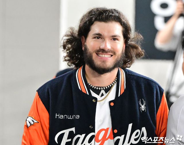 메이저리그(MLB) 이적시장 소식을 전하는 매체인 'MLB트레이드루머스(MLBTR)'는 7일 '2025-26 MLB 자유계약(FA) 상위 50명을 선정하고, 행선지와 계약 규모를 예측했다. 올 시즌 한화에서 KBO리그 최고의 투수로 군림한 폰세는 50명 중 39위에 랭크됐다. MLBTR은 폰세의 예상 계약 규모를 2년 총액 20200만 달러(약 320억 3000만원)으로 예측했다. 엑스포츠뉴스 DB