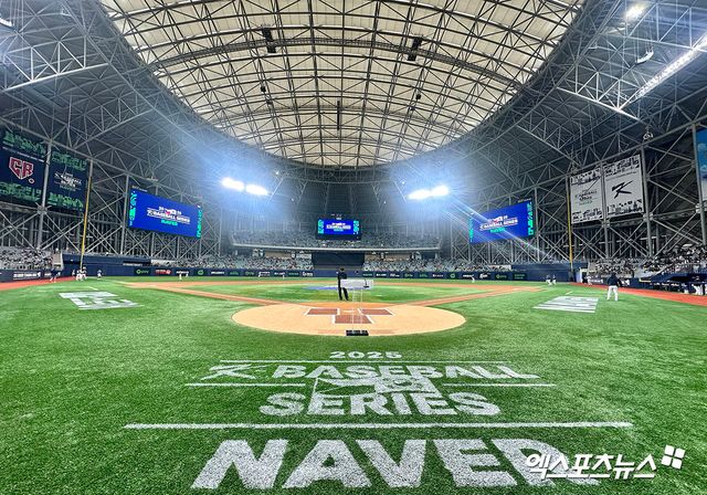 KBO는 8일 서울 고척스카이돔에서 열린 WBC(월드베이스볼클래식) 대비 '2025 네이버 K-베이스볼 시리즈(NAVER K-BASEBALL SERIES)' 체코와의 평가전 1차전이 1만6100명 매진을 달성했다고 밝혔다. 고척, 김한준 기자