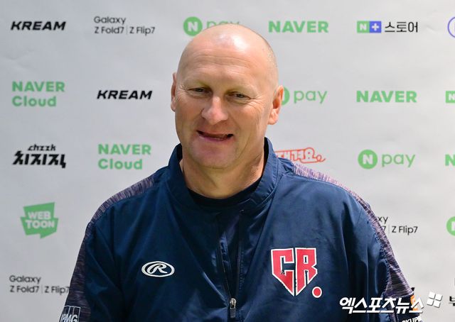 8일 오후 서울 구로구 고척스카이돔에서 열리는 '2025 NAVER K-BASEBALL SERIES' 대한민국과 체코의 평가전 경기, 체코 파벨 하딤 감독이 취재진과 대화를 나누고 있다. 고척, 김한준 기자