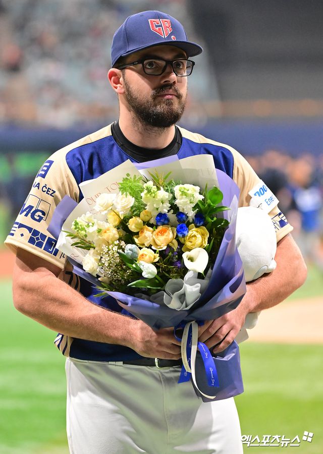 8일 오후 서울 구로구 고척스카이돔에서 열린 '2025 NAVER K-BASEBALL SERIES' 대한민국과 체코의 평가전 경기, 체코의 루카스 흘루치가 감독 선정 MVP로 뽑힌 뒤 기념 촬영을 하고 있다. 고척, 김한준 기자