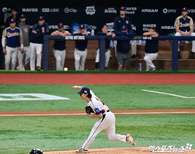 8일 오후 서울 구로구 고척스카이돔에서 열린 '2025 NAVER K-BASEBALL SERIES' 대한민국과 체코의 평가전 경기, 1회초 2사 1루 대한민국 곽빈이 공을 힘차게 던지고 있다. 고척, 김한준 기자