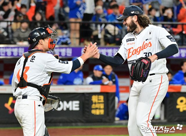 24일 오후 대전 한화생명 볼파크에서 열린 '2025 신한 SOL Bank KBO 포스트시즌' 삼성 라이온즈와 한화 이글스의 플레이오프 5차전 경기, 1회초 수비를 마친 한화 최재훈과 폰세가 하이파이브를 하고 있다. 엑스포츠뉴스 DB