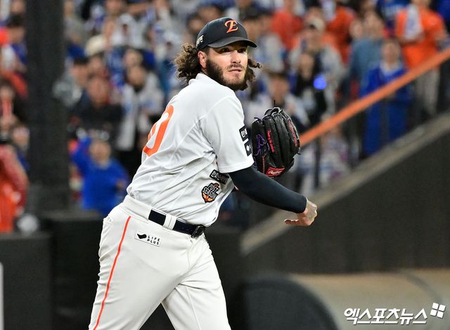 24일 오후 대전 한화생명 볼파크에서 열린 '2025 신한 SOL Bank KBO 포스트시즌' 삼성 라이온즈와 한화 이글스의 플레이오프 5차전 경기, 2회초 2사 1루 한화 폰세가 1루 견제를 하고 있다. 엑스포츠뉴스 DB