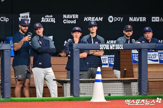 8일 오후 서울 구로구 고척스카이돔에서 열리는 '2025 NAVER K-BASEBALL SERIES' 대한민국과 체코의 평가전 경기, 체코 대표팀이 대한민국 대표팀 선수들의 훈련을 지켜보고 있다. 고척, 김한준 기자
