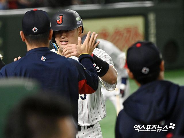 11일 오후 일본 도쿄돔에서 열린 2023 월드베이스볼클래식(WBC) B조 체코와 일본의 경기, 3회말 2사 1,2루 일본 무라카미가 요시다의 2타점 2루타떄 득점에 성공한 후 더그아웃에서 하이파이브를 하고 있다. 엑스포츠뉴스 DB