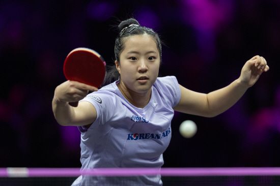 신유빈은 8일 독일 프랑크푸르트에서 열린 WTT 챔피언스 프랑크푸르트 여자단식 8강에서 엘리자베타 사마라(루마니아)를 게임스코어 4-0으로 완파했다. 신유빈은 이번 대회 첫 판 32강에서 대만의 백전노장 황이화를 게임스코어 3-1로 제압했다. 이어 16강에선 홈코트 독일의 니나 미텔햄을 게임스코어 3-0으로 눌렀다. 이어 사마라를 만나서도 자신 있게 밀고나간 끝에 쾌승했다. 신유빈은 2023년 8월 페루 리마 스타컨텐더 대회 이후 2년 3개월 만의 국제대회 여자단식 우승을 정조준한다. 연합뉴스