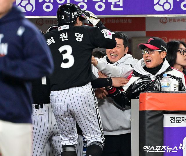 30일 오후 대전 한화생명 볼파크에서 열린 '2025 신한 SOL Bank KBO 한국시리즈' LG 트윈스와 한화 이글스의 4차전 경기, 9회초 2사 2,3루 LG 최원영이 김현수의 2타점 적시타때 득점에 성공하고 있다. 엑스포츠뉴스 DB