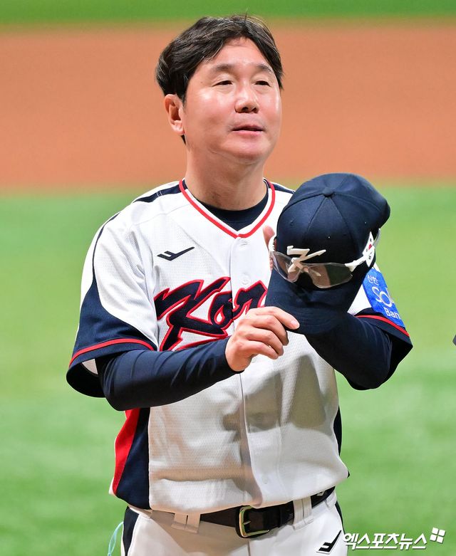 8일 오후 서울 구로구 고척스카이돔에서 열린 '2025 NAVER K-BASEBALL SERIES' 대한민국과 체코의 평가전 경기, 대한민국이 체코에 3:0으로 승리했다. 이날 경기에서 승리한 대한민국 류지현 감독이 관중석을 향해 인사를 하고 있다. 고척, 김한준 기자