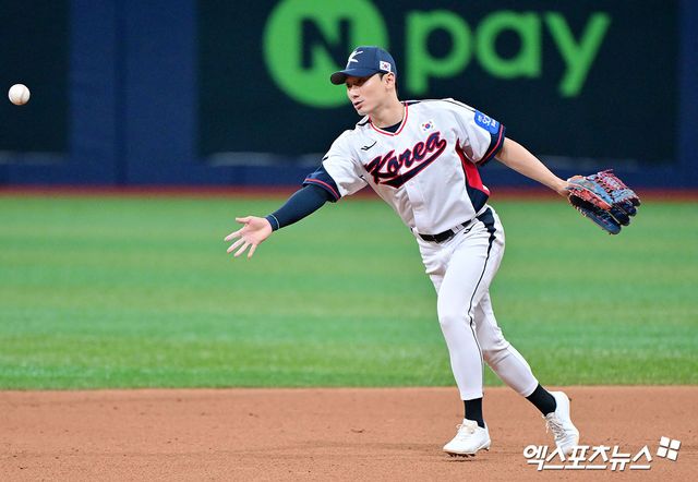 신민재가 9일 서울 고척스카이돔에서&nbsp;열리는 '2025 네이버 K-베이스볼 시리즈(K-BASEBALL SERIES NAVER)' 체코와 평가전에 1번타자 겸 2루수로 선발출전 한다. 사진 엑스포츠뉴스 DB