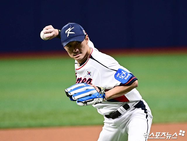 신민재가 9일 서울 고척스카이돔에서&nbsp;열리는 '2025 네이버 K-베이스볼 시리즈(K-BASEBALL SERIES NAVER)' 체코와 평가전에 1번타자 겸 2루수로 선발출전 한다. 사진 엑스포츠뉴스 DB