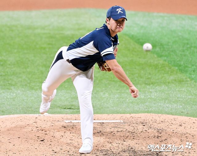 정우주가 9일 서울 고척스카이돔에서 열린&nbsp;'2025 네이버 K-베이스볼 시리즈(K-BASEBALL SERIES NAVER)' 체코와의 두 번째 평가전에서 1.1이닝 무실점으로 호투했다. 사진 김한준, 박지영 기자