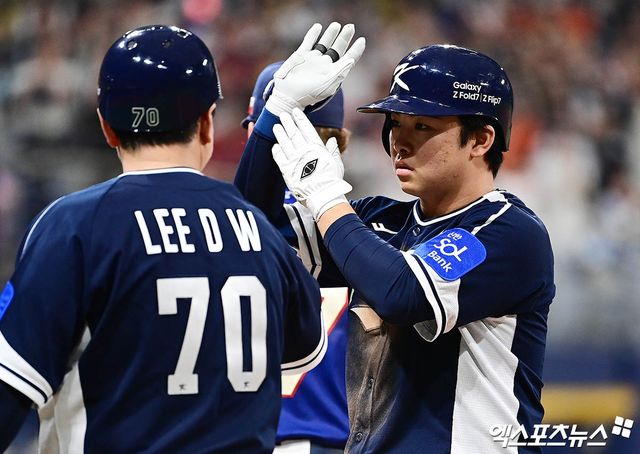 문현빈(오른쪽)이 9일 서울 고척스카이돔에서 열린&nbsp;'2025 네이버 K-베이스볼 시리즈(K-BASEBALL SERIES NAVER)' 체코와의 두 번째 평가전에서 6회초 2타점 적시타를 기록한 뒤 세리머니를 하고 있는 모습. 사진 김한준, 박지영 기자