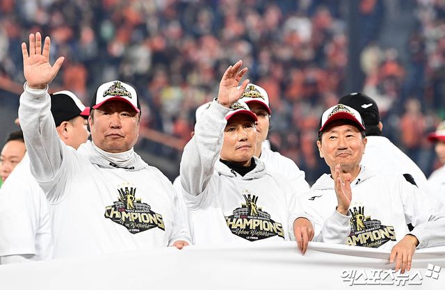 지난달 31일 오후 대전한화생명볼파크에서 열린 '2025 신한 SOL Bank KBO 한국시리즈' LG 트윈스와 한화 이글스의 경기, LG가 선발투수 톨허스트의 7이닝 1실점 완벽투에 힘입어 4:1의 스코어로 승리하며 시리즈 전적 4승1패로 통합우승을 이뤘다. 경기 종료 후 LG 차명석 단장, 염경엽 감독, 김인석 대표이사가 관중석을 향해 인사하고 있다. 엑스포츠뉴스 DB